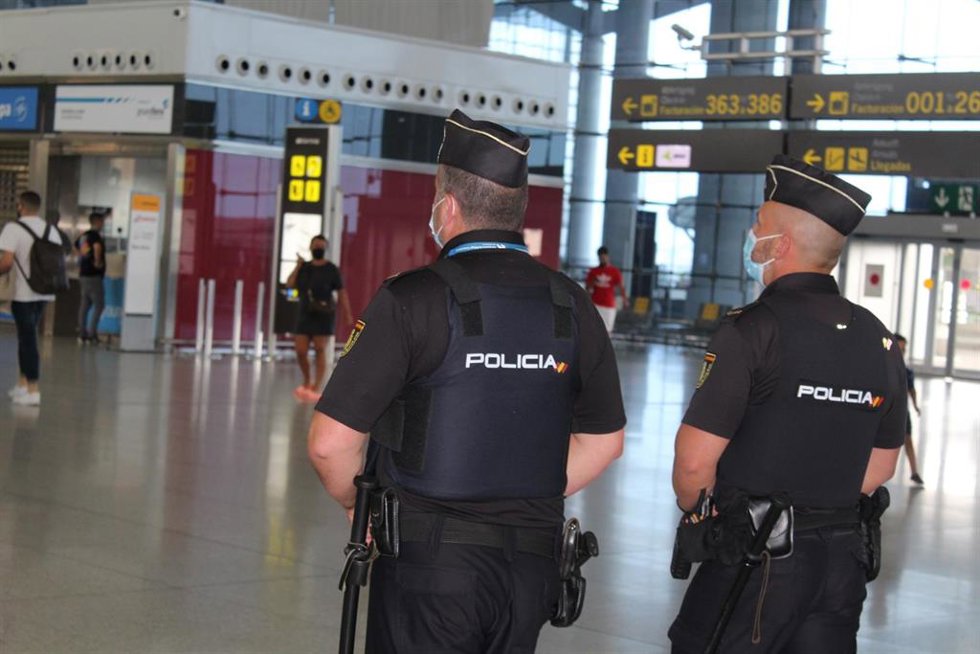 Archivo - Agentes de la Policía Nacional en el aeropuerto de Málaga, en una imagen de archivo