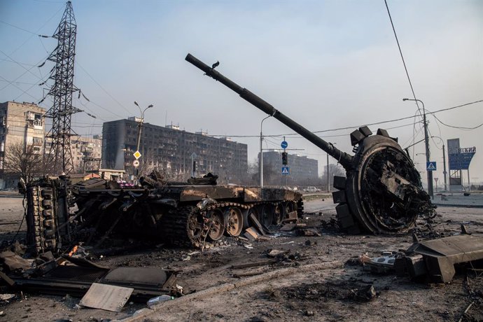 March 23, 2022, Mariupol, Ukraine: A destroyed tank likely belonging to Russia / pro-Russian forces lies amidst rubble in the north of the ruined city. The battle between Russian / Pro Russian forces and the defencing Ukrainian forces lead by Azov batta