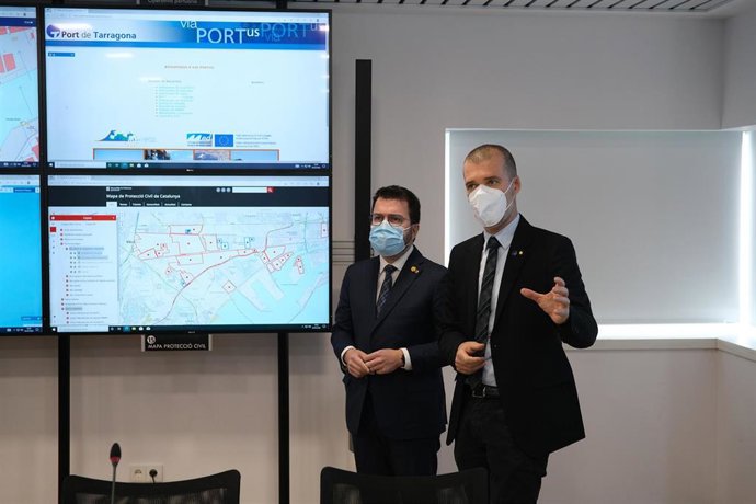El presidente de la Generalitat, Pere Aragons, y el presidente del Port de Tarragona, Josep Maria Cruset, en la nueva sala de gestión de emergencias de la infraestructura
