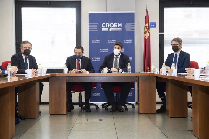 La Comisión Delegada del Consejo de Gobierno para Asuntos Económicos, presidida por Fernando López Miras, con el presidente de la Confederación Regional de Organizaciones Empresariales (Croem), José María Albarracín, y representantes de la patronal