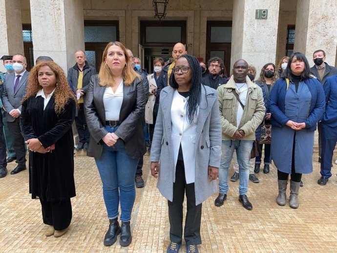 Angela Rodríguez durante el minuto de silencio frente a la Subdelegación del Gobierno en Almería