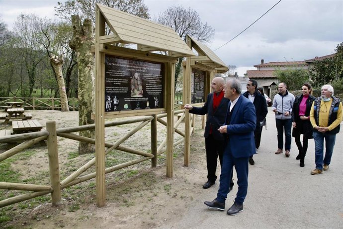 Turismo habilita un área de descanso para senderistas y cicloturistas de la ruta de los Castros de San Felices de Buelna