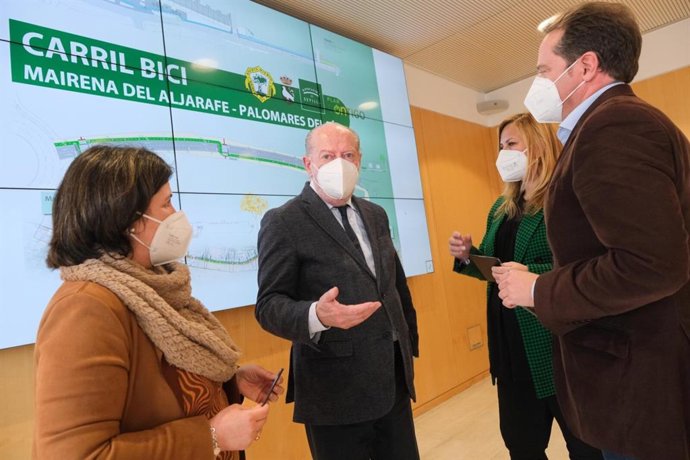 El presidente de la Diputación de Sevilla, Fernando Rodríguez Villalobos, ha entregado el proyecto de carril bici a los alcaldes de Mairena del Aljarafe, Antonio Conde, y la alcaldesa de Palomares del Río, Ana Isabel Jiménez.