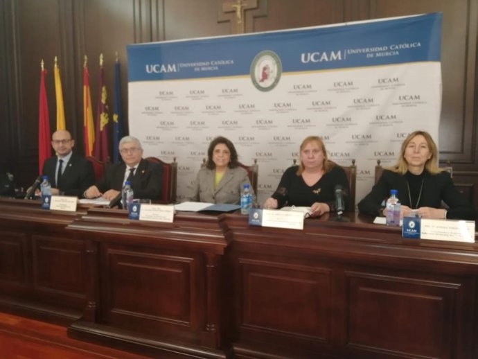 Imagen deI I Simposio Internacional de Enfermería y Salud Escolar organizado por la UCAM, la International Association of School Nurse & Health Promotion y la Asociación Científica Española de Enfermería y Salud Escolar (ACEESE)