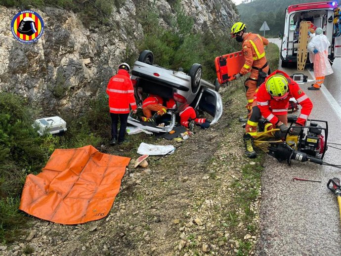 Bomberos intervienen tras un accidente entre Benignim y Genovés