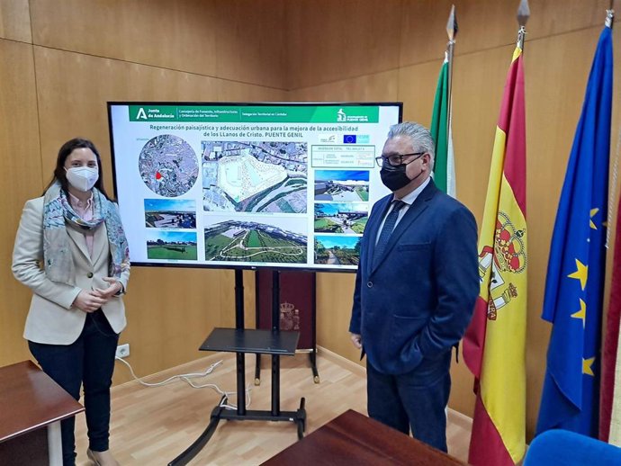 La delegada territorial de Fomento, Infraestructuras y Ordenación del Territorio, Cristina Casanueva, con el alcalde de Puente Genil, Esteban Morales.