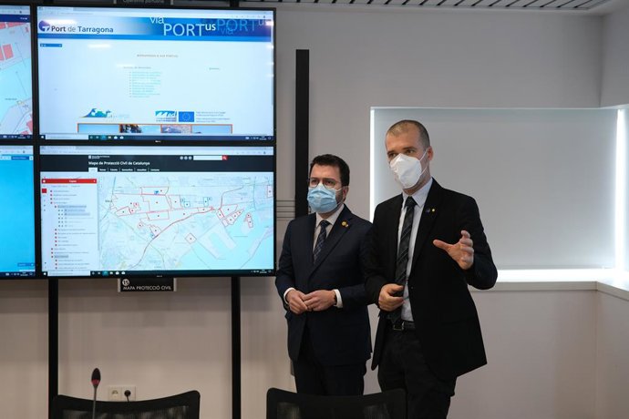 El president de la Generalitat, Pere Aragons, i el president del Port de Tarragona, Josep Maria Cruset, a la nova sala de gestió d'emergncies de la infraestructura