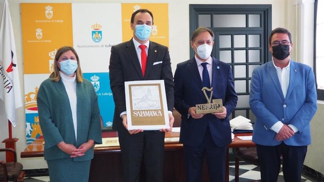 El alcalde de Lebrija, José Benito Barroso, recibe al alcalde de Salamanca, Carlos García Carbayo.