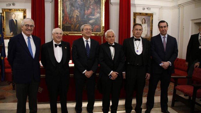 El consejero de Transformación Económica, Industria, Conocimiento y Universidades, Rogelio Velasco, durante el acto de ingreso de Rafael Miranda, presidente de Acerinox, en la Academia Andaluza de Ciencias Sociales y del Medio Ambiente de Andalucía.