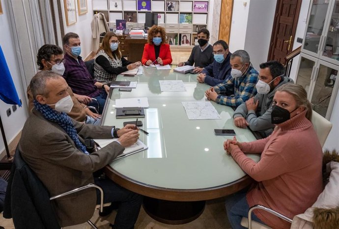 La presidenta de la Diputación, María Eugenia Limón, ha analizado con el alcalde las inversiones en carreteras de El Cerro de Andévalo.