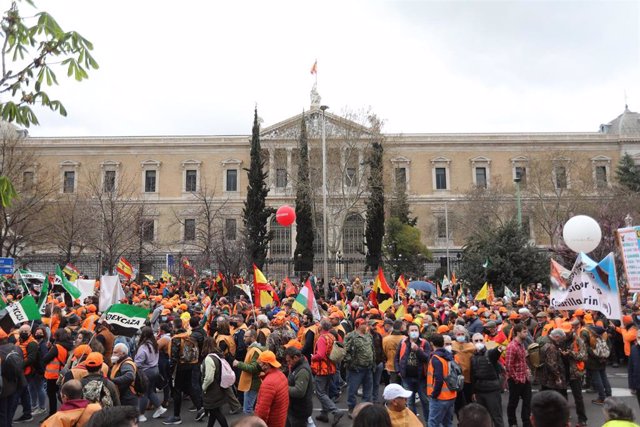 Varios manifestantes, con pancartas y banderas durante la marcha por el mundo rural ‘20M’, a 20 de marzo de 2022, en Madrid (España). Los organizadores de esta convocatoria, denominada como ‘20M’,  son Asaja, COAG, UPA, Real Federación Española de Caza (R
