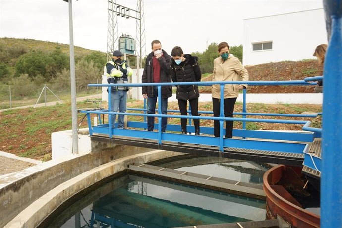 Autoridades en su visita para valorar la evolución de la proliferación de algas que impiden la producción de agua potable en Los Molinos.