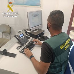 Agente de la Guardia Civil en el ordenador