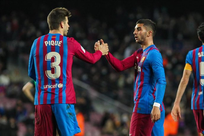 Gerard Piqué felicita a Ferran Torres durante el FC Barcelona-Osasuna de LaLiga Santander 2022-2022