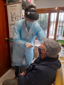 Realización de un test en la farmacia de la localidad zaragozana de La Joyosa.