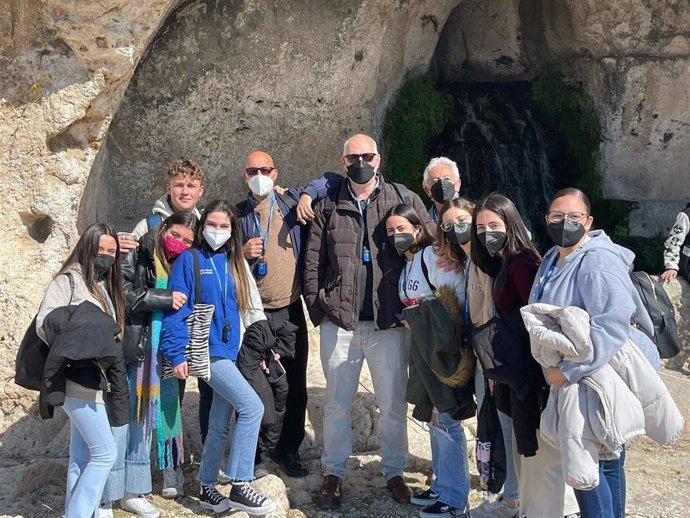 Un grupo de ocho estudiantes y tres profesores del IES Alonso Sánchez de Huelva visitan durante este mes el Istituto d'Istruzione Superiore Majorana en Avola (Italia) en el marco de un proyecto Erasmus+ .