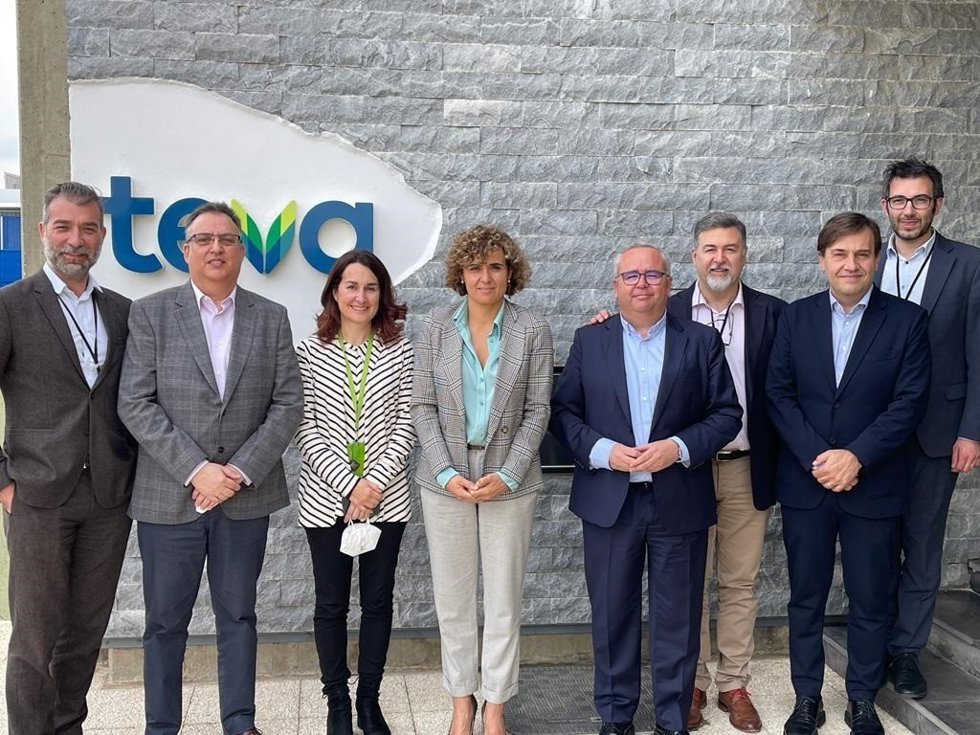 La portavoz del Partido Popular en el Parlamento Europeo, Dolors Montserrat, visita la planta de la farmacéutica TEVA en Zaragoza.