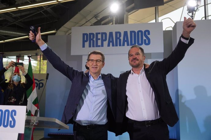 El presidente gallego y candidato a la Presidencia del PP, Alberto Núñez Feijóo, junto al presidente del PP vasco, Carlos Iturgaiz,