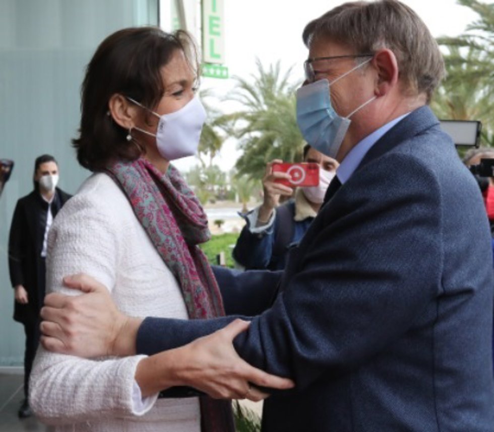 La ministra de Industria, Turismo y Comercio, Reyes Maroto, saluda al president de la Generalitat, Ximo Puig.