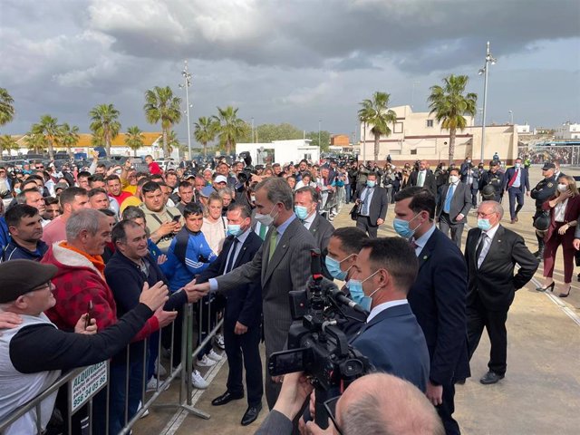 El Rey saluda a pescadores de Sanlúcar.