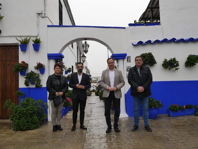 Pimentel (segundo por la dcha.) en su visita a Cañete de las Torres.