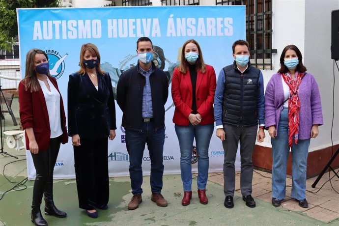 La concejal de Participación Ciudadana y Deportes del Ayuntamiento de Huelva, María Teresa Flores, junto al presidente de Ansares, Agustín Jiménez Gómez, han dado a conocer este viernes los actos previstos para el Día del Autismo.
