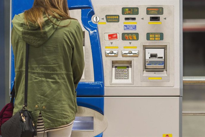 Archivo - Imagen de archivo de uan máquina de recarga de abonos en Metro de Madrid.
