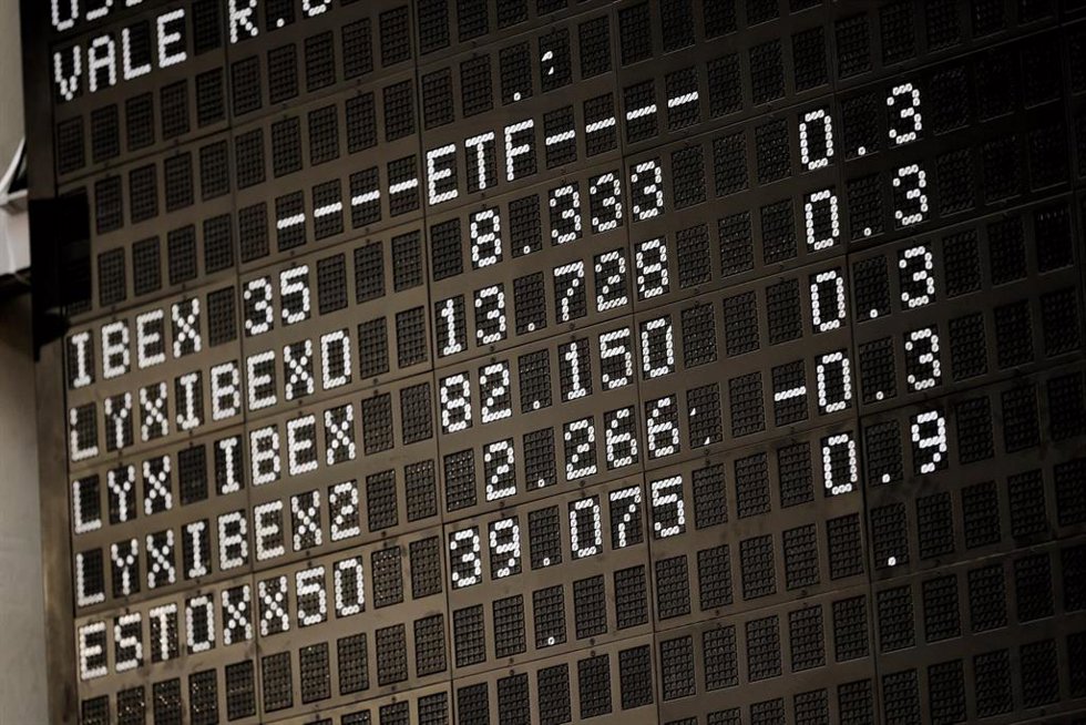 Vista de paneles con valores bursátiles en el Palacio de la Bolsa, a 25 de marzo de 2022, en Madrid (España).