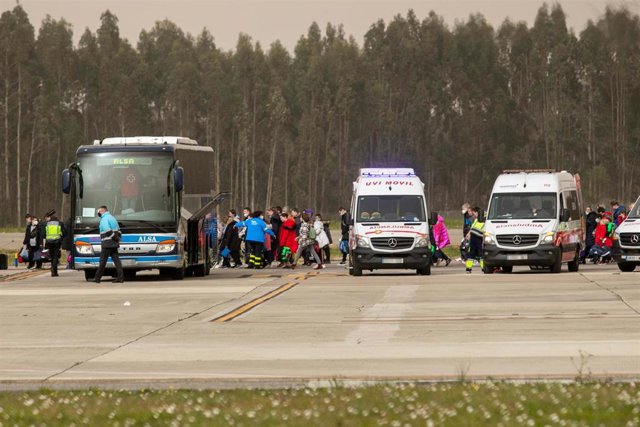 Un grupo de ucranianos llega al aeropuerto de Asturias, a 15 de marzo de 2022, en Asturias (España). Un total de 110 personas desplazadas de Ucrania procedentes del Aeropuerto de RzeszówJasionka, en Polonia, han llegado en un vuelo fletado por el Minister