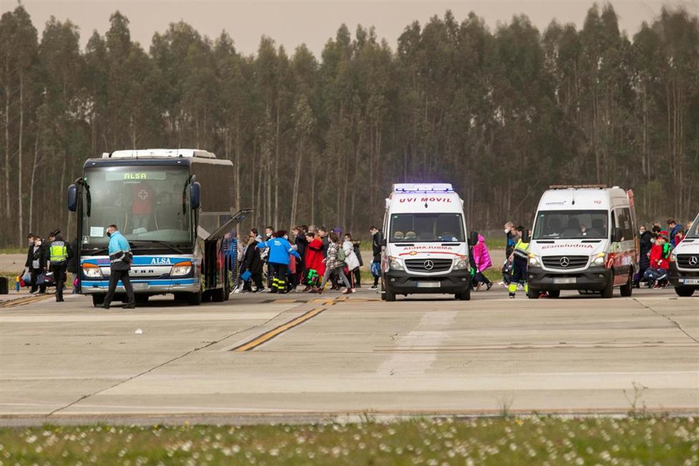 Un grupo de ucranianos llega al aeropuerto de Asturias, a 15 de marzo de 2022, en Asturias (España). Un total de 110 personas desplazadas de Ucrania procedentes del Aeropuerto de RzeszówJasionka, en Polonia, han llegado en un vuelo fletado por el Minist