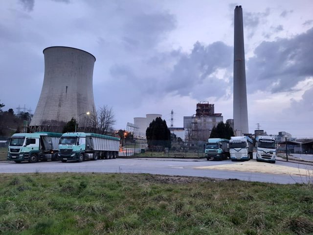 Archivo - Los camiones del carbón de la central de Endesa en As Pontes bloquean los accesos.