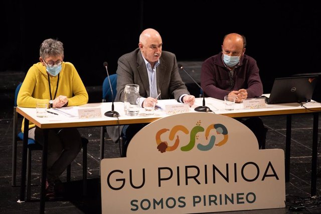 De izquierda a derecha: Ana Sagardoy, presidenta de la Mesa del Pirineo; el vicepresidente segundo, José Mari Aierdi; y el alcalde de Burguete, Josepe Irigarai.