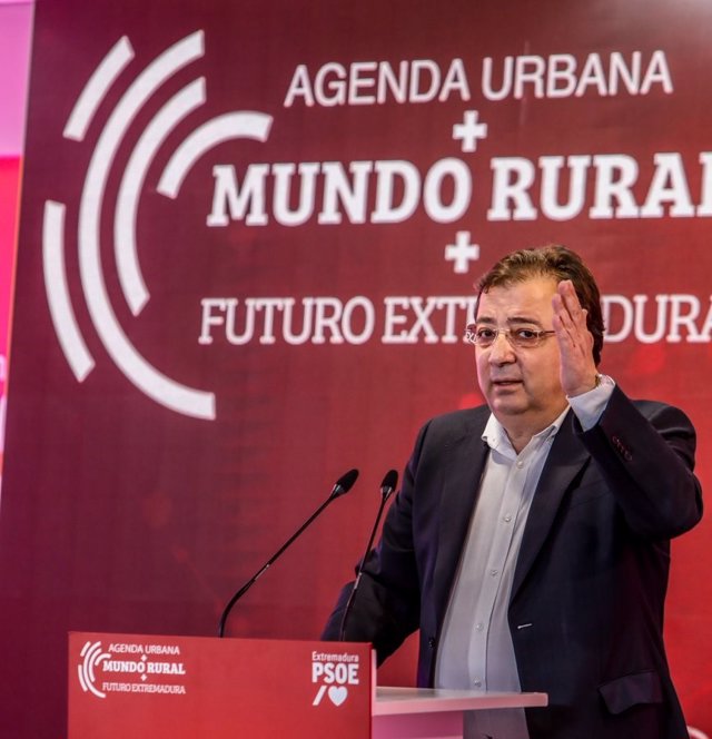 El secretario general del PSOE de Extremadura, Guillermo Fernández Vara, en un foro del partido en Mérida.
