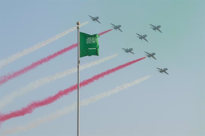 Archivo - 23 September 2019, Saudi Arabia, Jeddah: Saudi acrobatic flying team performs during a ceremony marking the Saudi 89th National Day. Photo: -/Saudi Press Agency/dpa