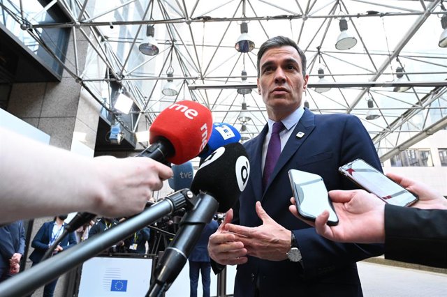 El president del Govern central, Pedro Sánchez, parla davant els mitjans a Brussel·les.