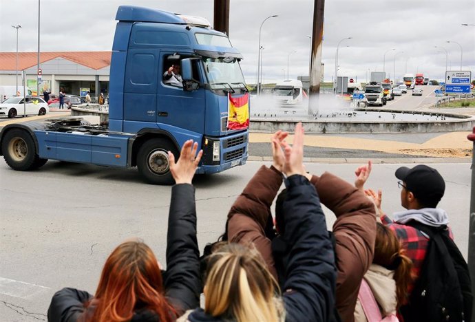 Varias personas aplauden a los camioneros durante el noveno día de paro nacional de transportistas