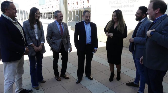 El presidente del Parque Joyero, Rafael Ruiz (centro).