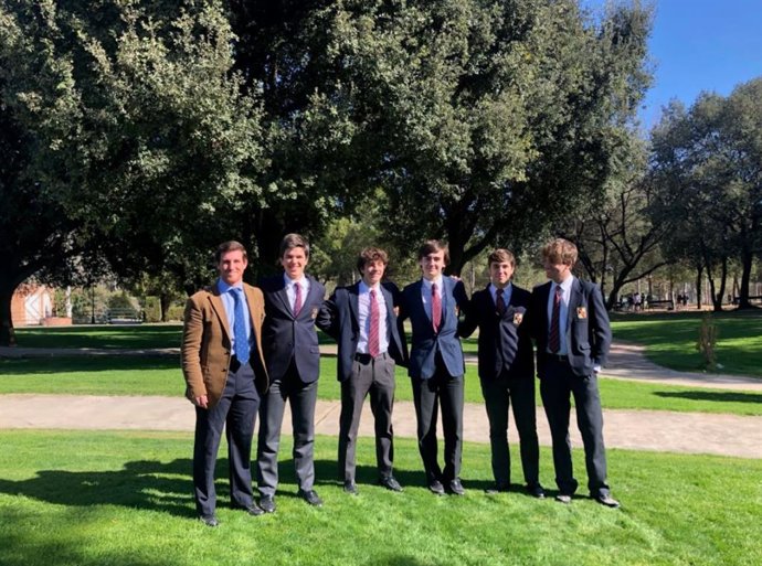 Archivo - Estudiantes del colegio Viaró, ganadores de la 11 edición del concurso Generación uro del Banco de España