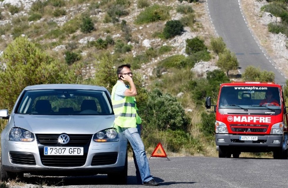Archivo - Imagen de una persona pidiendo asistencia en carretera.
