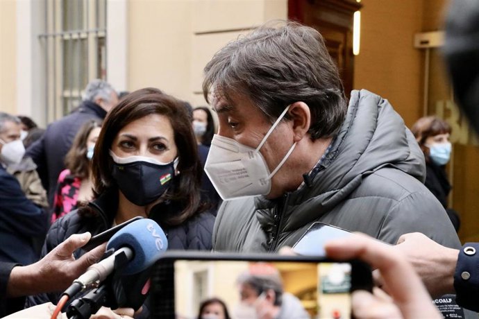 La presidenta del Gobierno de La RIoja, Concha Andreu, y el poeta Luis García Montero antes de participar en el homenaje a Almudena Grandes