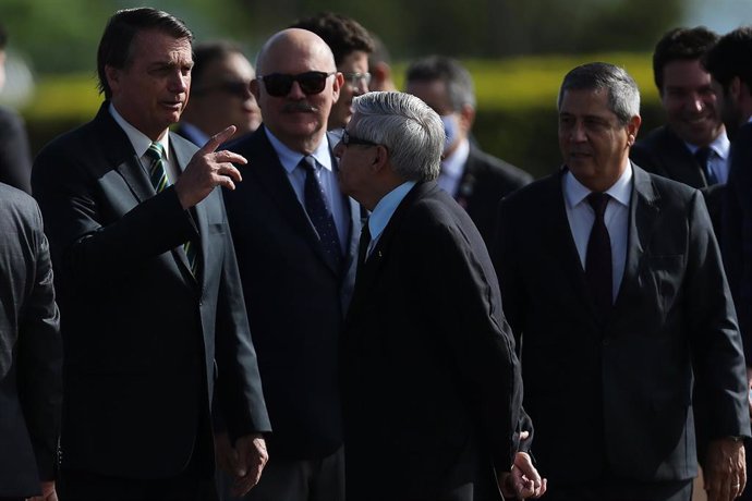 El presidente brasileño, Jair Bolsonaro , y el ministro de Educación, Milton Ribeiro, y el jefe de Seguridad de la Presidencia, el general Augusto Heleno Ribeiro.