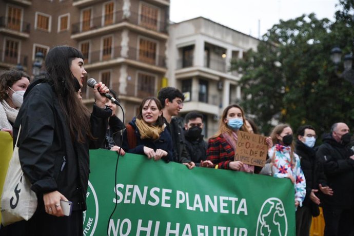 Varios jóvenes participan en una concentración por el clima en la Plaza de la Virgen, a 25 de marzo de 2022
