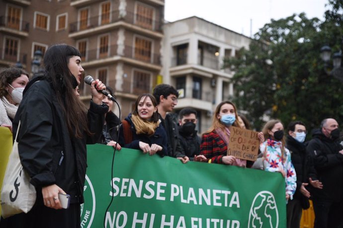 Varios jóvenes participan en una concentración por el clima en la Plaza de la Virgen, a 25 de marzo de 2022, en Valencia, Comunidad Valenciana (España). Juventud por el Clima, representación valenciana del movimiento internacional Fridays For Future, se
