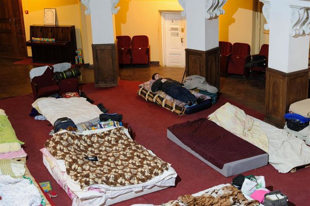 Refugiados ucranianos en un teatro de Leópolis