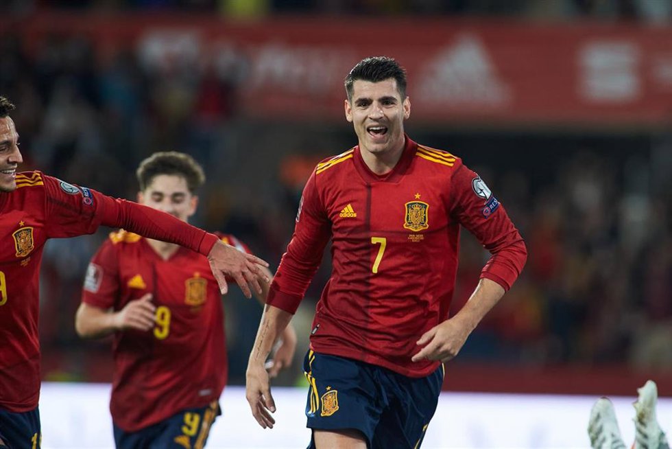 Archivo - Alvaro Morata celebra el gol de la victoria ante Suecia en el partido clasificatorio para el Mundial de Catar 