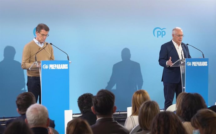 El candidato a la Presidencia del PP, Alberto Núñez Feijóo. Junto al presidente del PP de La Rioja, José Ignacio Ceniceros