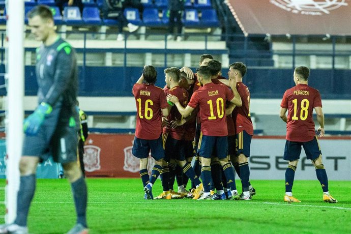 Archivo - La selección española Sub-21 celebra un gol