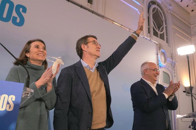 El candidato a la Presidencia del Partido Popular, Alberto Núñez Feijóo (c), participa en un acto acompañado por el presidente del PP de La Rioja, José Ignacio Ceniceros, en el Círculo Logroñés, a 25 de marzo de 2022, en Logroño, La Rioja (España). 
