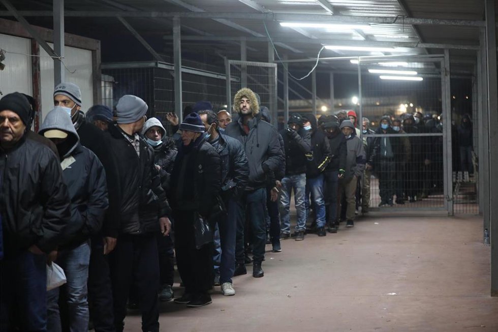 Trabajadores palestinos esperan en el cruce de Erez mientras se preparan para salir de Beit Hanun en el norte de la Franja de Gaza, para ir a trabajar dentro de Israel.