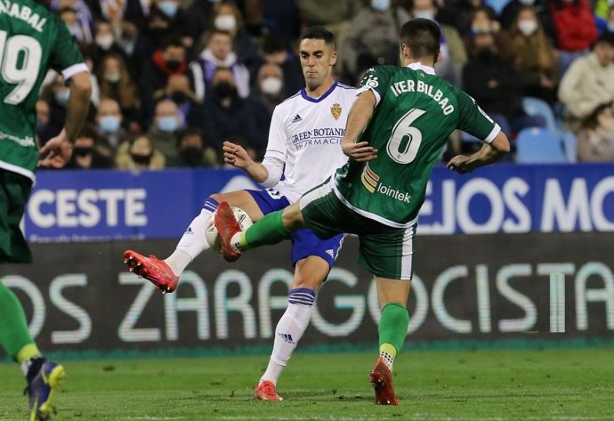 Sabin Merino pelea un balón en el Zaragoza-Amorebieta